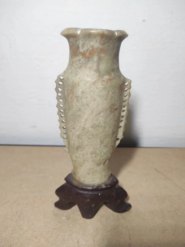 Zdobená váza z mastku 