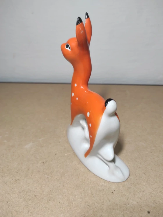 Porcelánová soška jelen