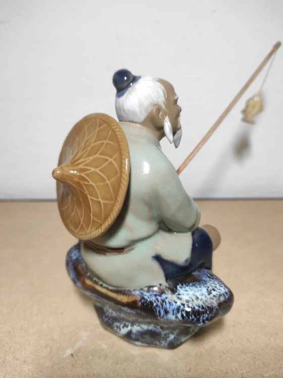 Keramická glazovaná soška čínský rybář