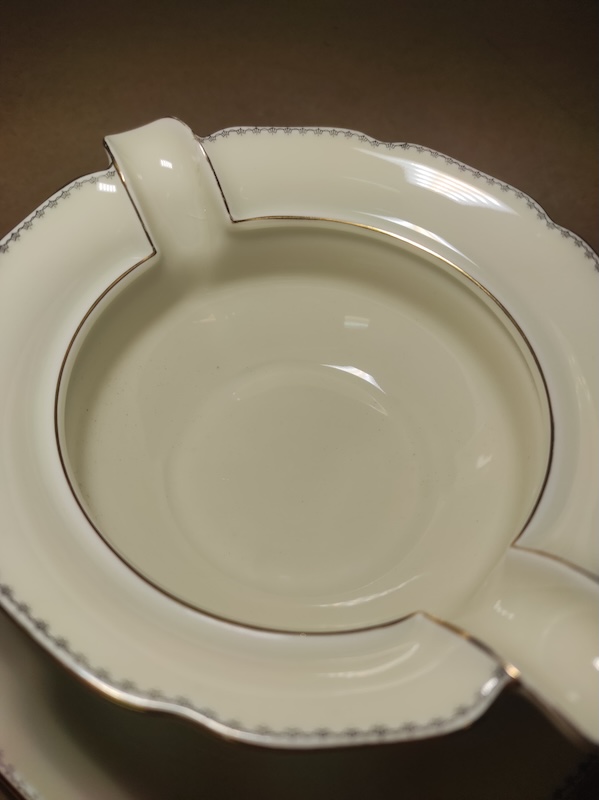 Starý omáčník Royal Ivory 