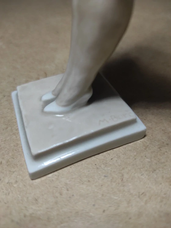 Porcelánová soška dáma s deštníkem 