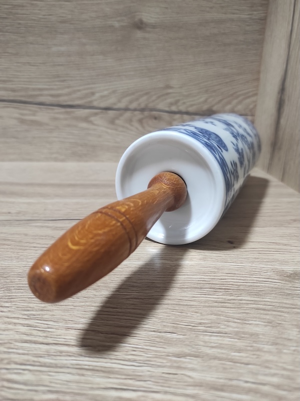 Porcelánový váleček cibulák Dubí 