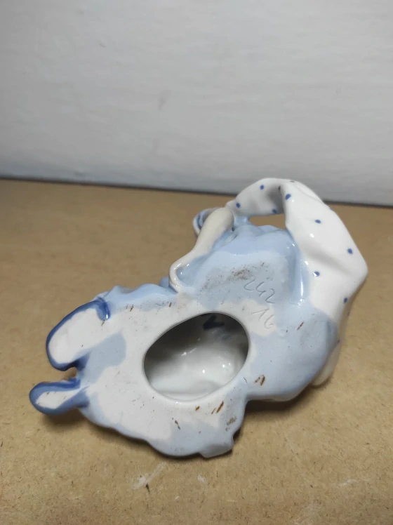 Royal Dux, dívka s ptáčkem 