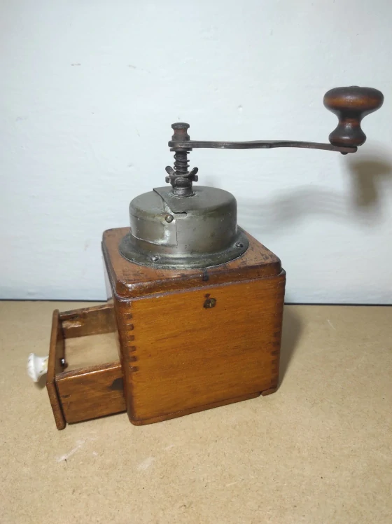 Starý dřevěný mlýnek na kávu 