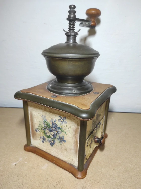 Starožitný mlýnek na kávu 