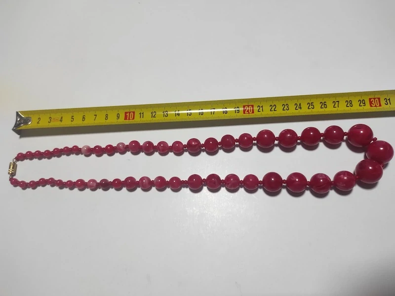 Retro dámský červený náhrdelník 