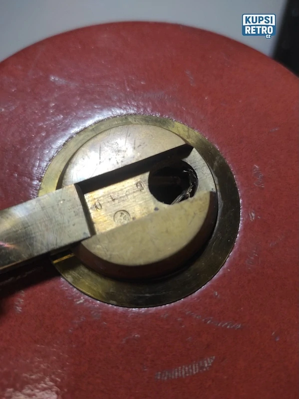 Staré kovové pásmo, metr v koženém pouzdře 30M