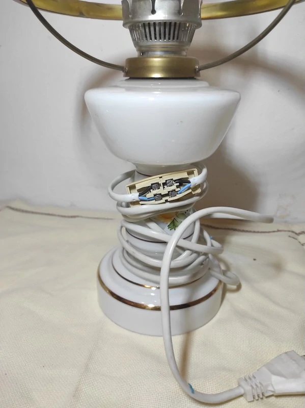 Elektrická lampa ve tvaru petrolejky 