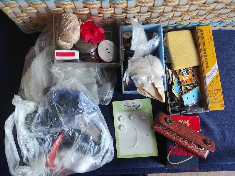 Retro proutěný košík na šití 