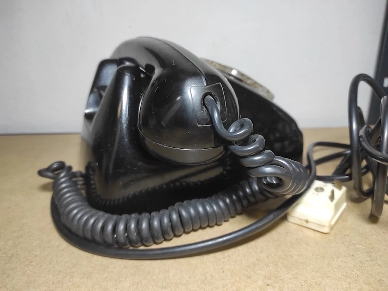 Starý bakelitový telefon - Tesla 