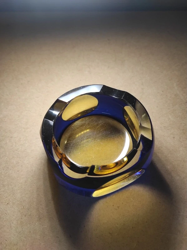 Autorský skleněný popelník