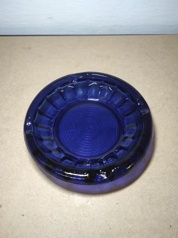 Kobaltový skleněný popelník 