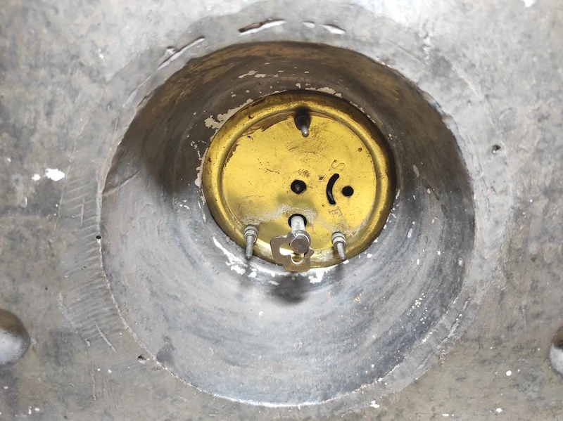 Staré hodiny se psem 