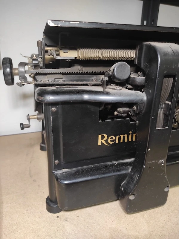 Starý psací stroj - Remington 