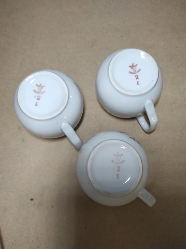 Hrníčky „bucláky“ s květovým dekorem