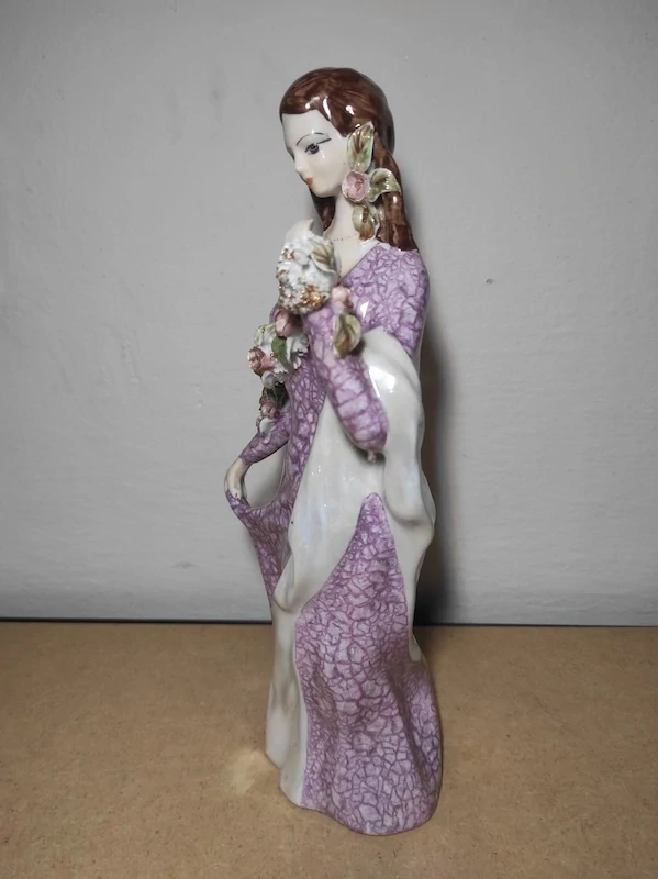 Porcelánová soška - dívka s květinami