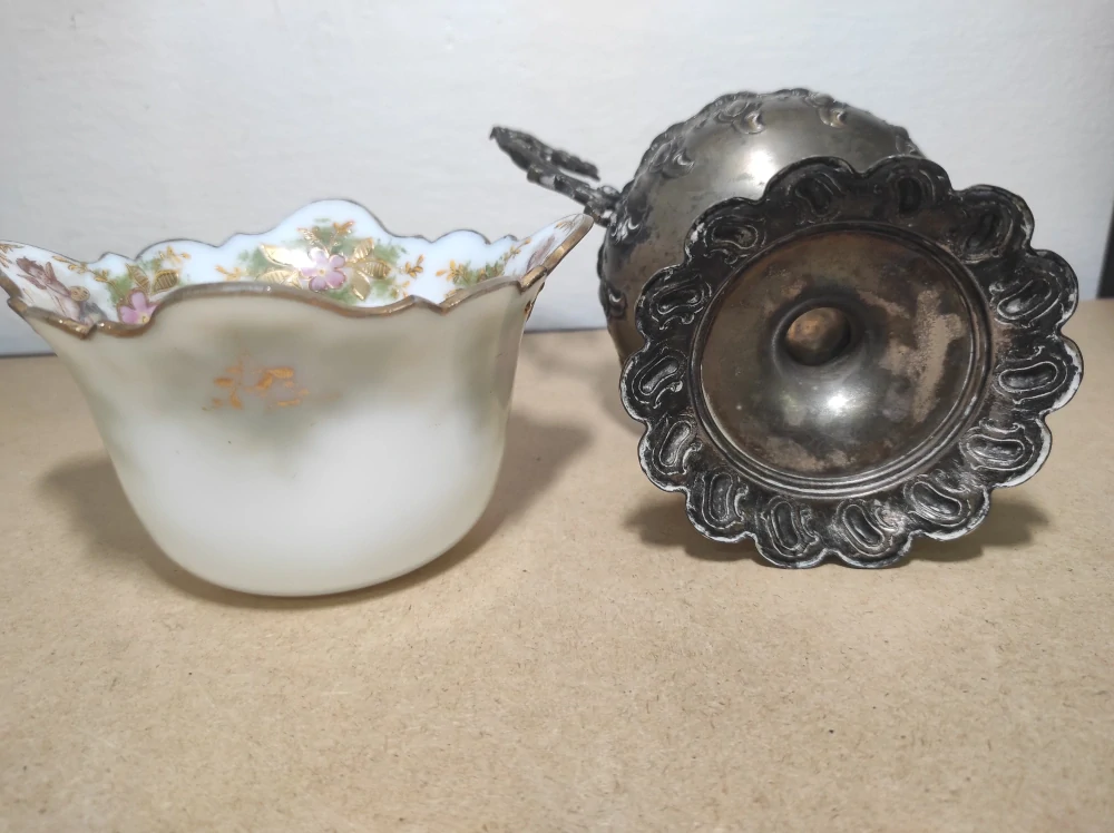 Porcelánová žardiniéra s motivem květin 