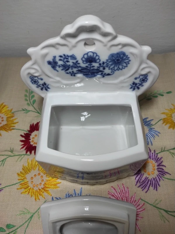Porcelánová závěsná dóza na cukr 