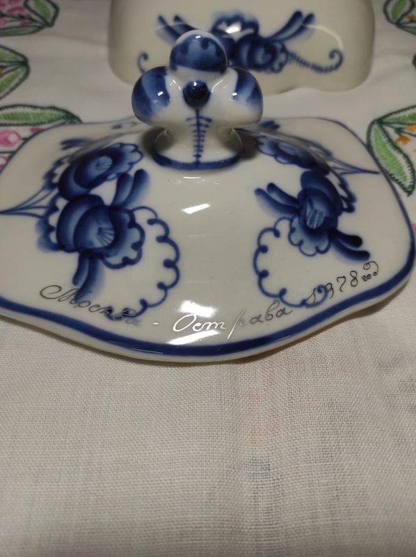 Porcelánová dóza 