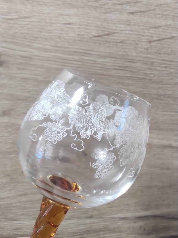 Krásné sklenice na stopce na víno 