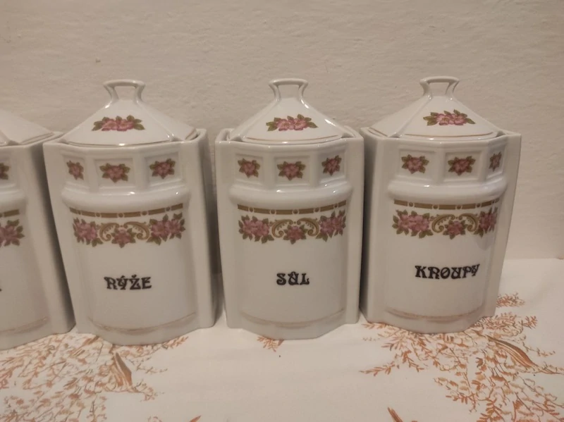 Porcelánové kořenky 