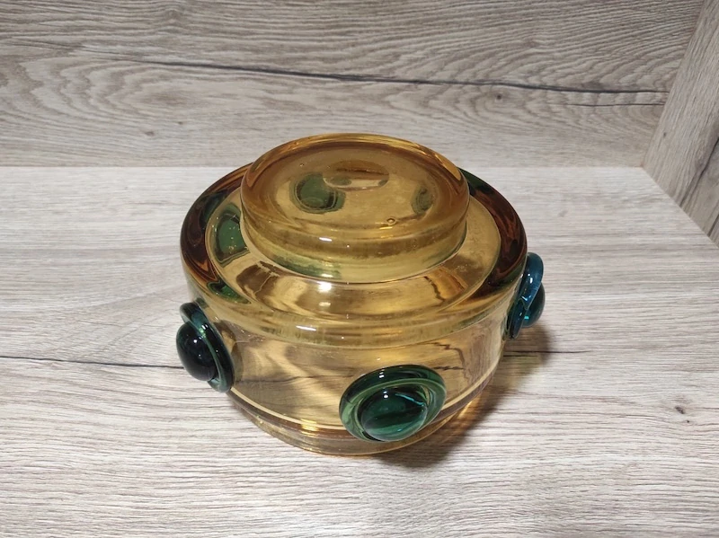 Skleněná mísa s nálepy J.Hospodka 