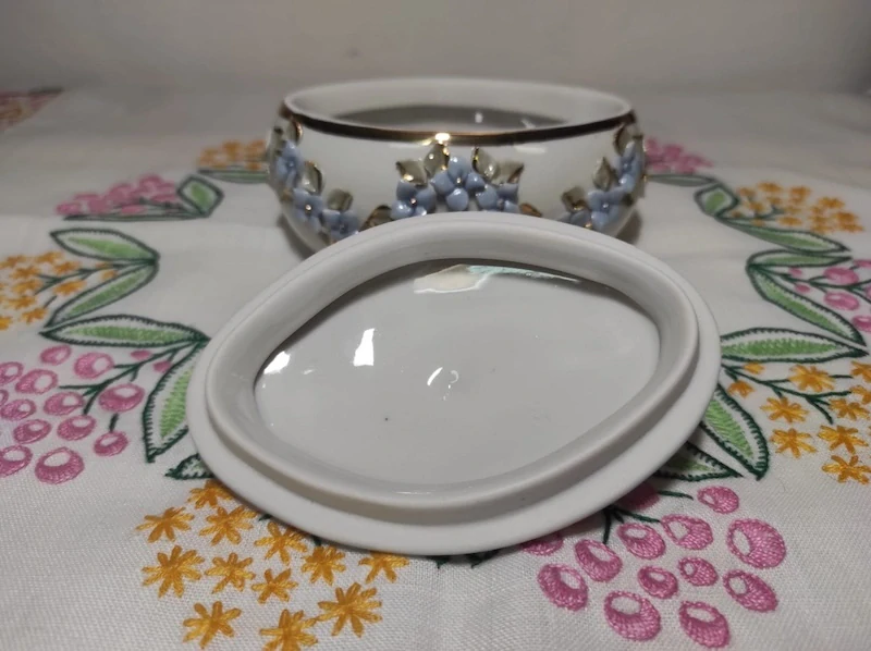 Porcelánová dóza - šperkovnice