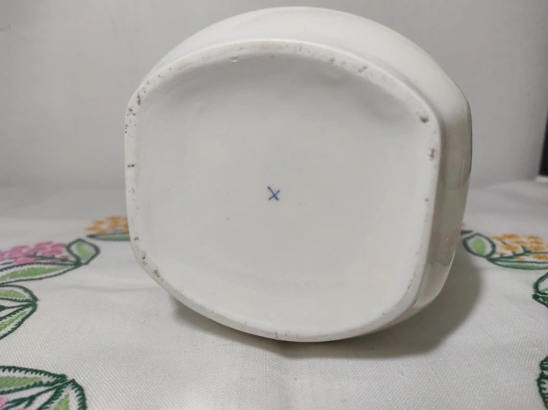 Stará porcelánová dóza modré třešně 