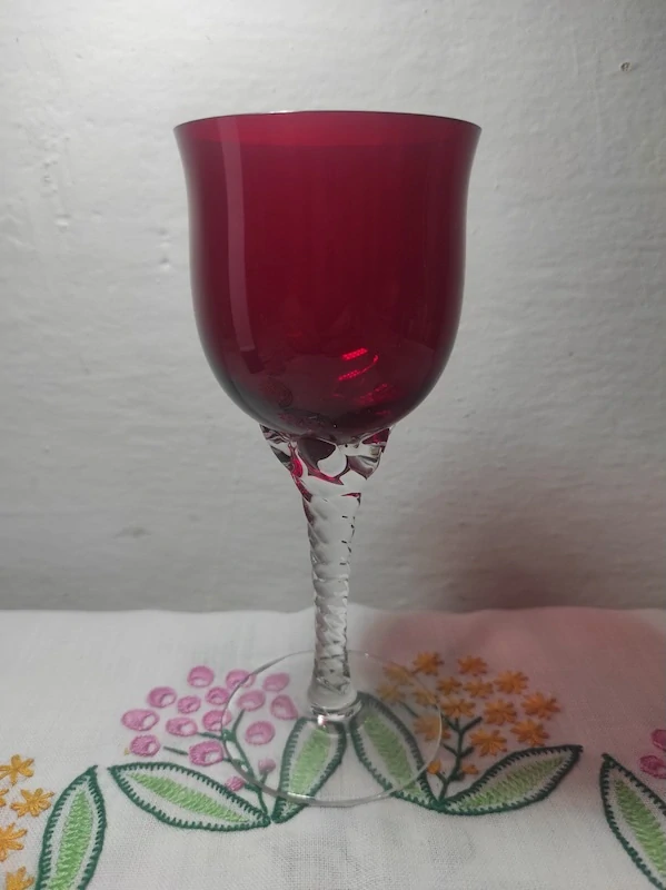 Skleničky na stopce rubínové sklo 