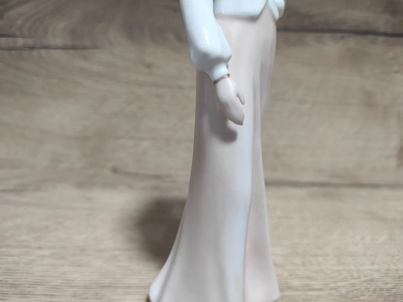 Porcelánová soška Royal Dux – Dáma se džbánem (návrh Fuksová) 
