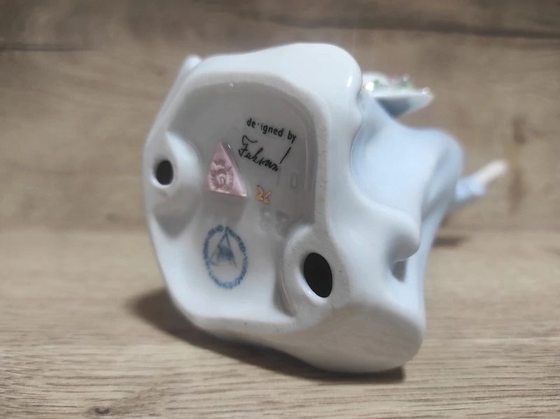 Porcelánová soška Royal Dux – Dáma s kloboukem (návrh Fuksová) 