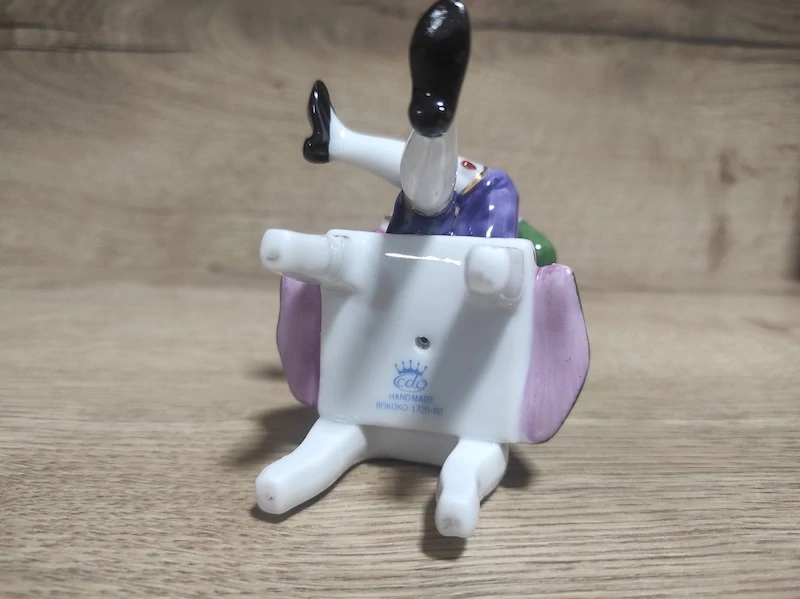 Barokní porcelánová soška – pán s flétnou