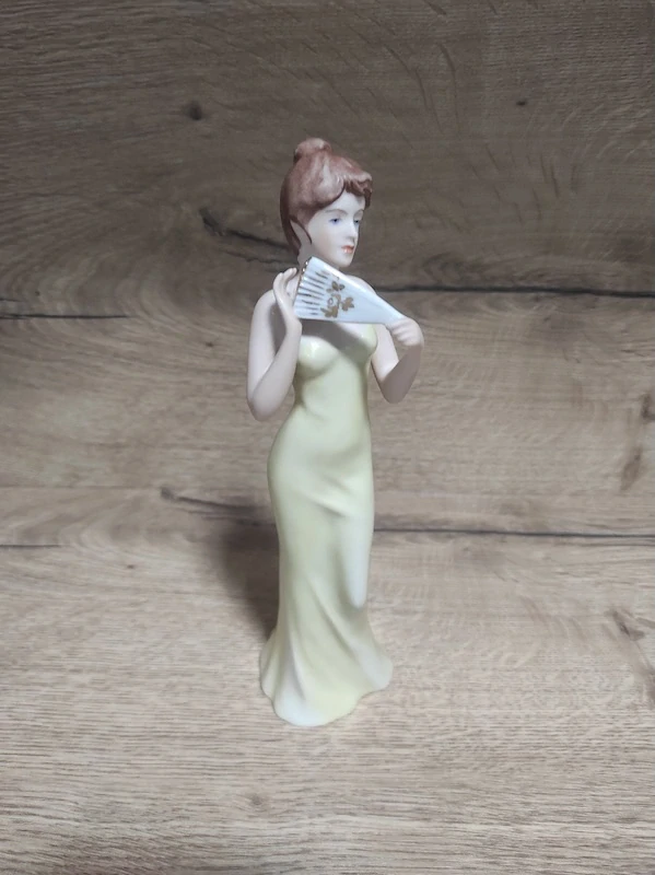  Porcelánová soška Royal Dux – Dáma s vějířem (návrh Fuksová)