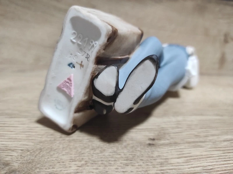 Porcelánová soška Royal Dux – pán s kufříkem a deštníkem