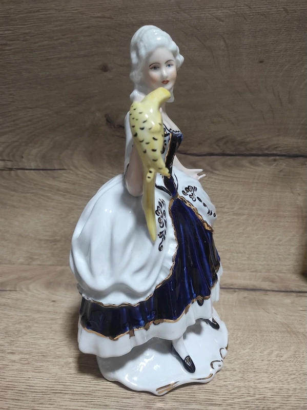 Porcelánová soška Janina Dikolenko – Dáma s papouškem (60. léta)