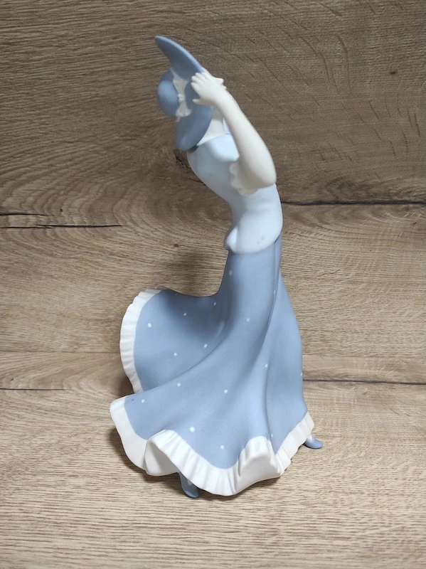 Porcelánová soška – dáma s kloboukem Royal Dux 