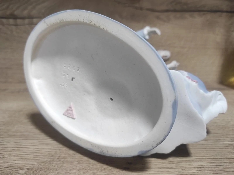 Porcelánová soška Royal Dux – tančící pár (návrh Strobach)