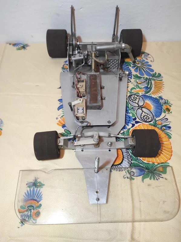Retro dálkově ovládané autíčko (RC model)