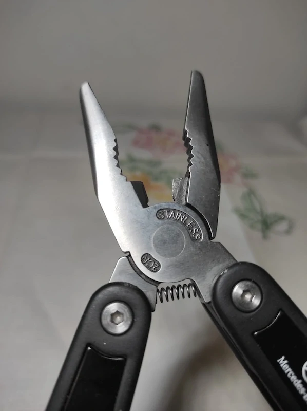 Multifunkční nůž Mercedes