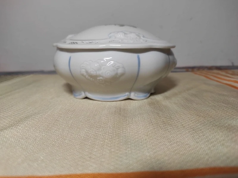Stará porcelánová cukřenka
