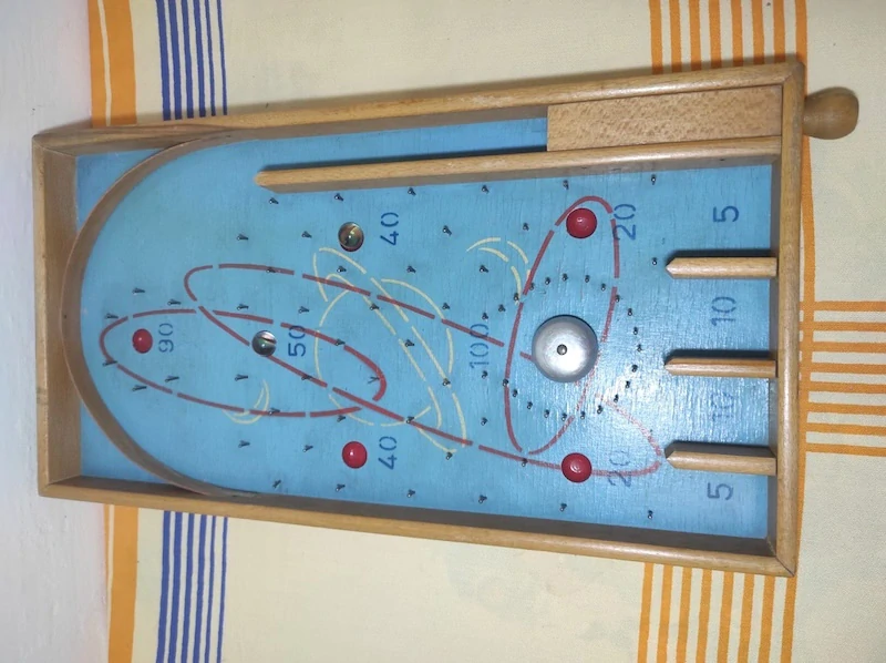 Retro dřevěná stolní hra Tivoli s vystřelovací kuličkou a zvonkem