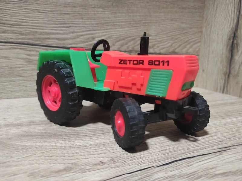 Dubena retro plastový traktor s vlečkou