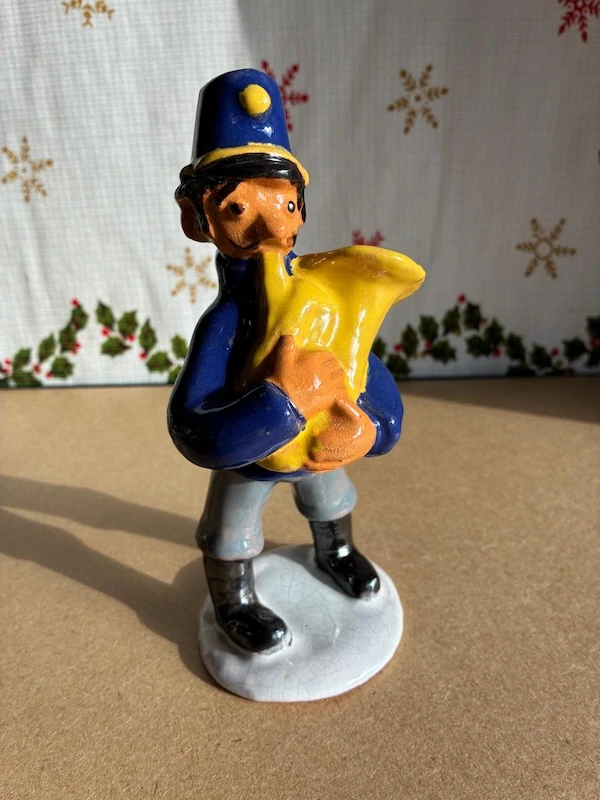 Glazovaná keramická soška Hudebník