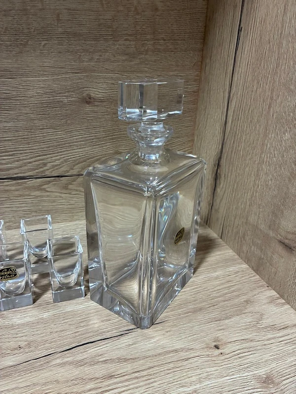 Elegantní skleněná karafa s panáky Bohemia Glass