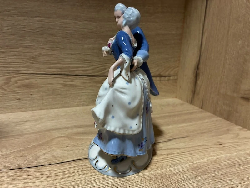 Stará porcelánová soška Royal Dux – Namluvy