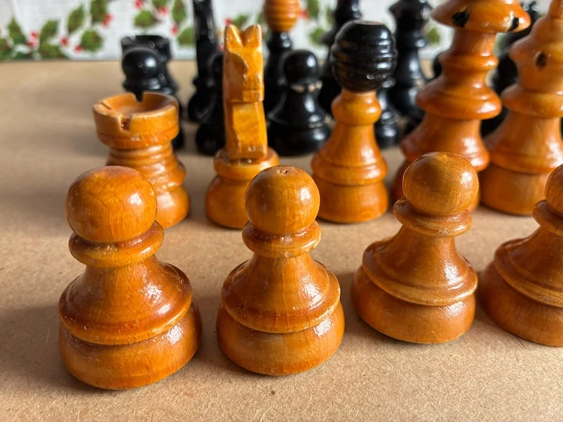 Staré dřevěné šachové figurky