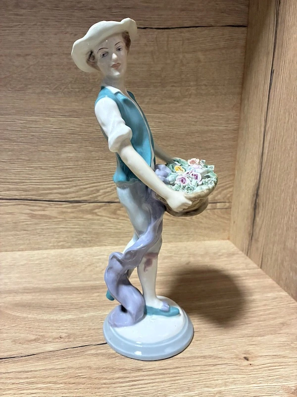 Porcelánová soška – zahradník