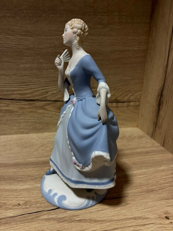 Porcelánová soška Royal Dux – dáma s vějířem
