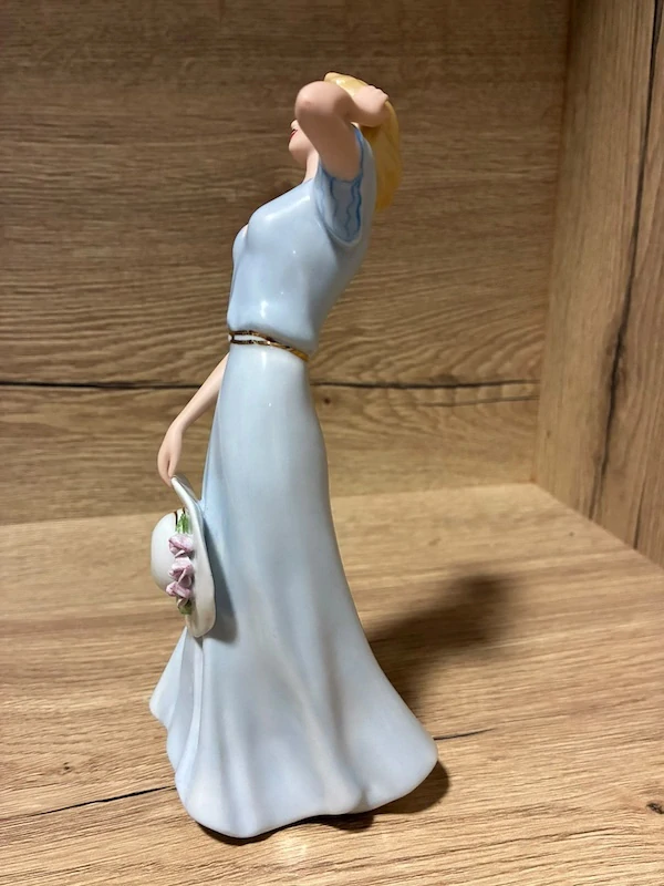 Porcelánová soška Royal Dux – Dáma s kloboukem (návrh Fuksová)