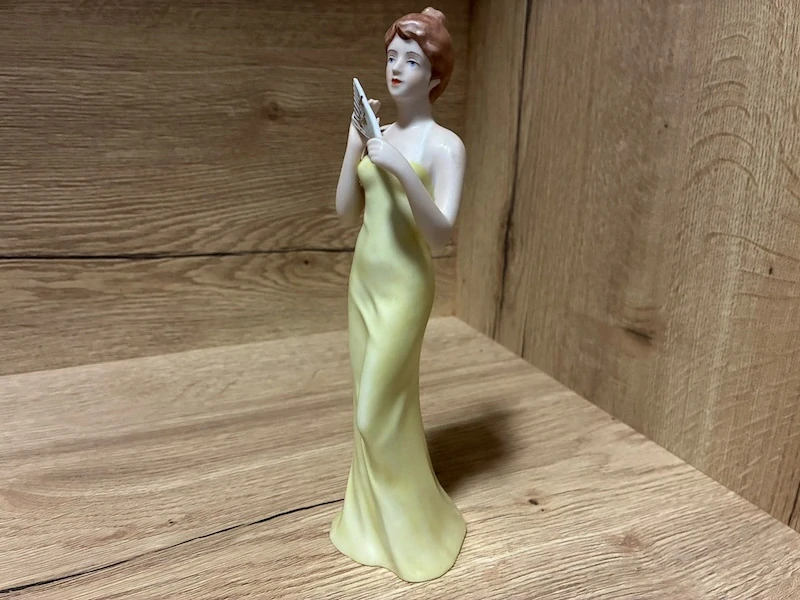 Porcelánová soška Royal Dux – Dáma s vějířem (návrh Fuksová)